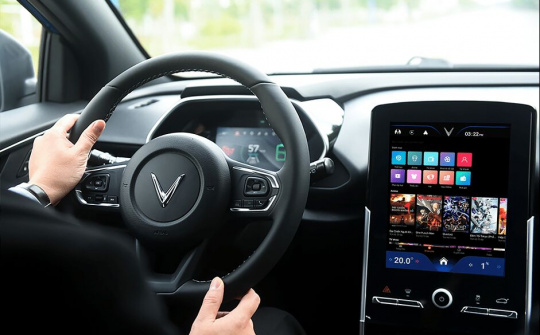 FPT Play hợp tác VinFast đưa nội dung giải trí lên xe ô tô điện