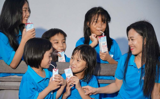 Quỹ Vì Tầm Vóc Việt tặng hơn 27.000 ly sữa cho trường Hy Vọng