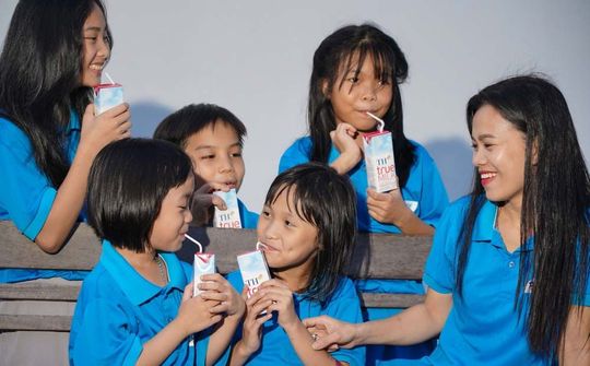 Quỹ Vì Tầm Vóc Việt tặng hơn 27.000 ly sữa cho trường Hy Vọng