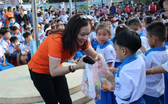 Tập đoàn FPT và Quỹ Hy Vọng chung sức "Nâng bước em đến trường"