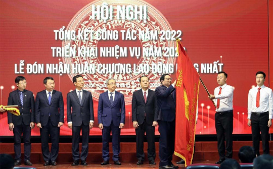 Bộ TT&TT nhận Huân chương Lao động hạng Nhất