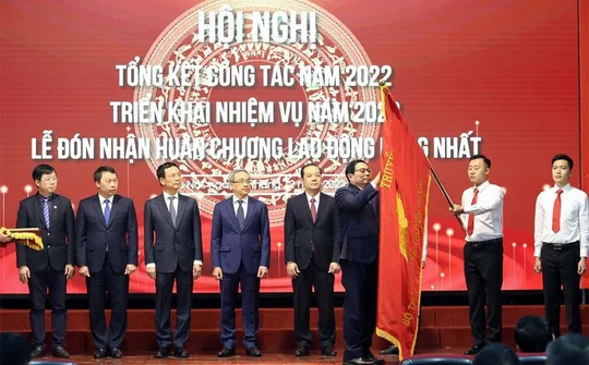 Bộ TT&TT nhận Huân chương Lao động hạng Nhất