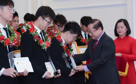 Vinh danh học sinh đoạt giải Olympic và Hội thi KHKT quốc tế năm 2022