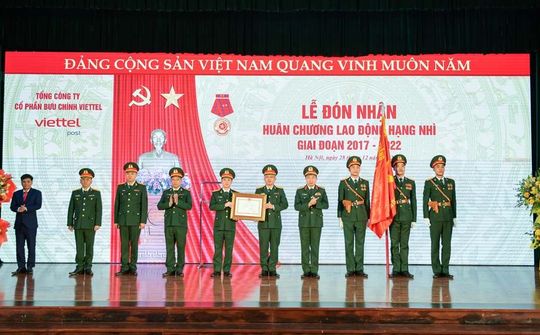 Viettel Post đón nhận Huân chương Lao động Hạng Nhì