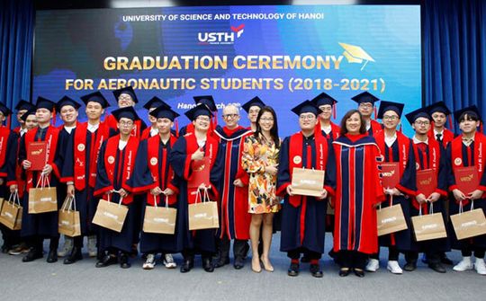 Những học viên đầu tiên tốt nghiệp khoa hàng không tại Đại học Khoa học và Công nghệ Hà Nội