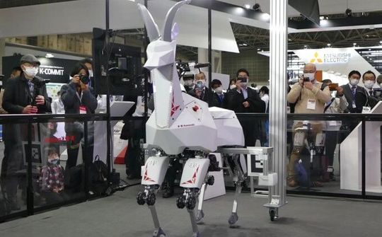 Kawasaki ra mắt robot dê có thể chở người