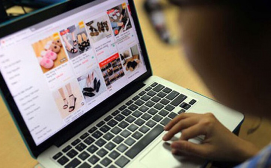 Những người phụ nữ chọn lối đi riêng để bán hàng xuyên biên giới