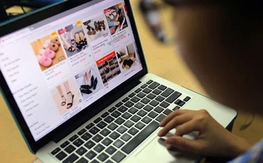 Những người phụ nữ chọn lối đi riêng để bán hàng xuyên biên giới