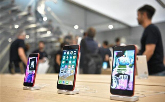 Apple cắt giảm sản lượng điện thoại iPhone và tai nghe AirPods