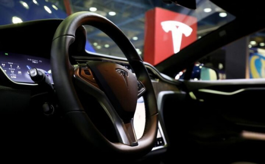 Xe điện Tesla có thể bị tin tặc bẻ khóa vì chiều lòng người dùng