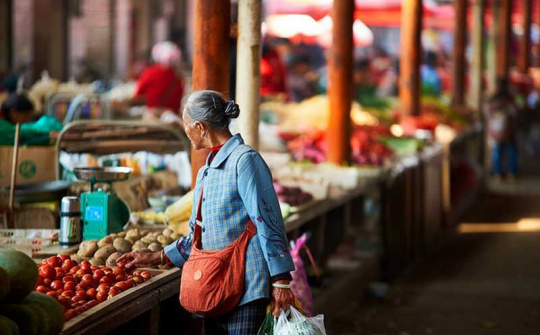 Giúp người lớn tuổi làm quen với thanh toán trực tuyến như thế nào?