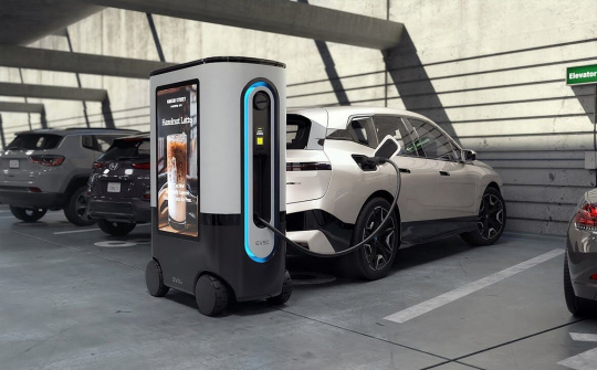Robot có thể tự chạy đến sạc pin cho ô tô điện
