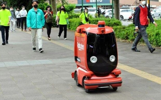 Nhật Bản: Ba tập đoàn lớn thử nghiệm dùng robot tự hành để giao hàng
