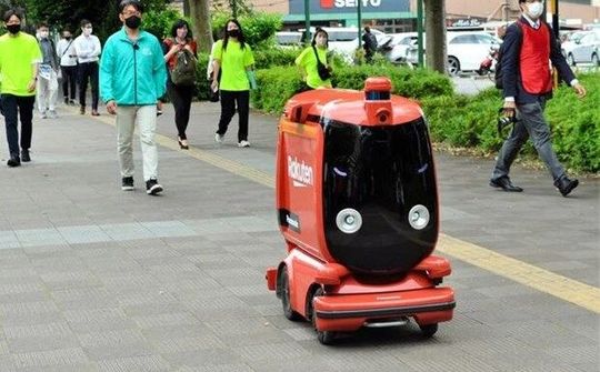 Nhật Bản: Ba tập đoàn lớn thử nghiệm dùng robot tự hành để giao hàng