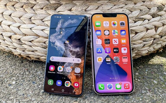 Smartphone cao cấp đối diện nguy cơ tăng giá mạnh