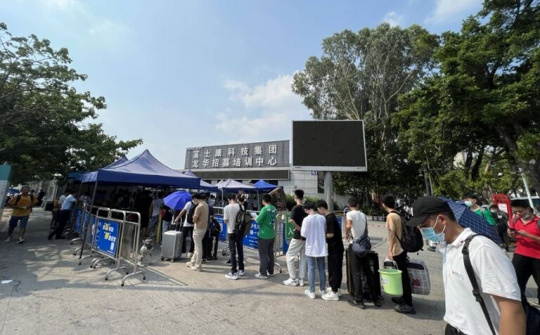 Người lao động Trung Quốc xếp hàng tham gia tuyển dụng tại Foxconn