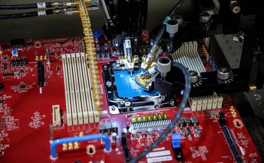 Microsoft ra mắt bộ đôi chip AI tuỳ chỉnh độc quyền