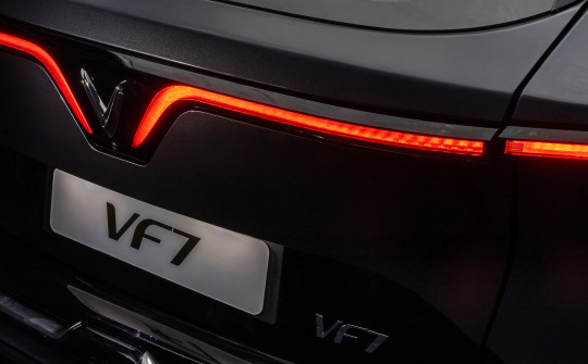 Xe điện VinFast VF 7 chốt giá từ 850 triệu đồng