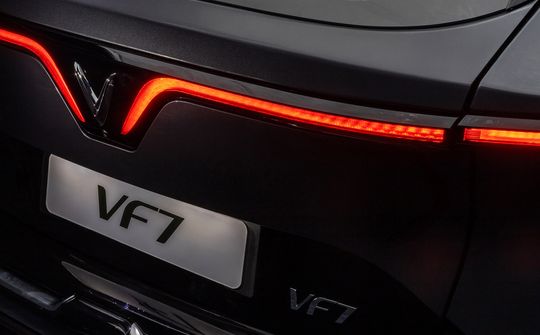 Xe điện VinFast VF 7 chốt giá từ 850 triệu đồng