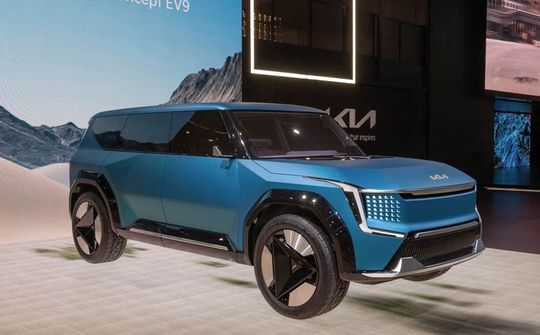 Xe SUV thuần điện Kia EV9 lộ diện, chuẩn bị ra mắt