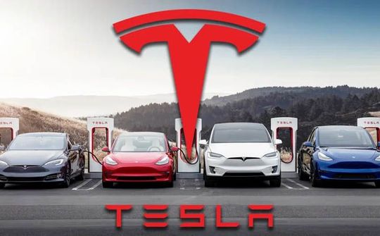 Tesla vướng vào hai vụ kiện tập thể về chống độc quyền