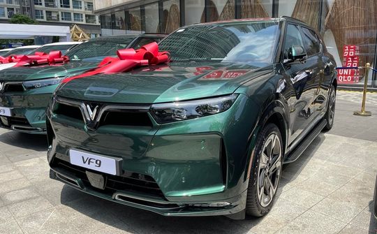 VinFast VF9 chính thức đến tay khách Việt