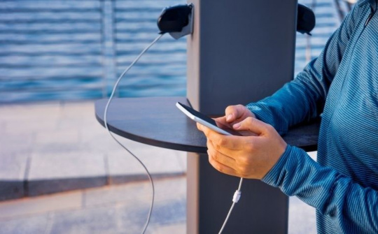 FBI khuyến cáo không nên dùng sạc điện thoại công cộng