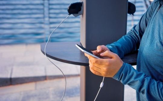 FBI khuyến cáo không nên dùng sạc điện thoại công cộng
