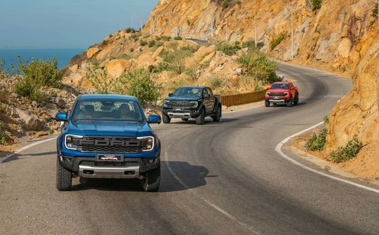 Ford Ranger Raptor 2023: Phấn khích trên những cung đường off-road