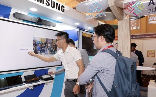 Samsung giới thiệu các màn hình tương tác và thiết bị hỗ trợ giáo dục