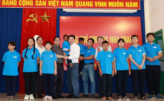 Thủ tướng Chính phủ dự lễ đón nhận trẻ mồ côi do Covid-19 của trường Hy Vọng