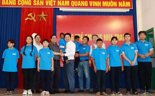 Thủ tướng Chính phủ dự lễ đón nhận trẻ mồ côi do Covid-19 của trường Hy Vọng