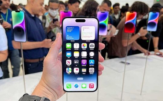 Apple, Amazon bị tố thông đồng thổi giá iPhone