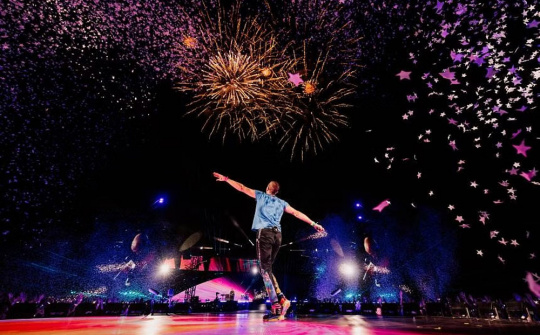 Show diễn Coldplay khiến lượt tìm kiếm phòng trực tuyến tăng đột biến