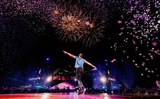 Show diễn Coldplay khiến lượt tìm kiếm phòng trực tuyến tăng đột biến
