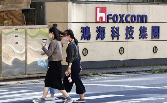 Foxconn ráo riết tuyển dụng công nhân sản xuất iPhone 15