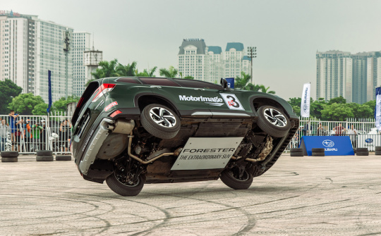 Xem huyền thoại Russ Swift “đốt lốp” xe Subaru