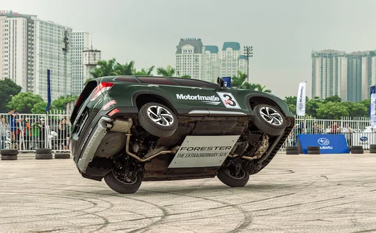 Xem huyền thoại Russ Swift “đốt lốp” xe Subaru