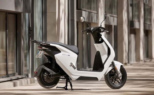 Honda ra mắt mẫu xe máy điện đầu tiên tại Indonesia