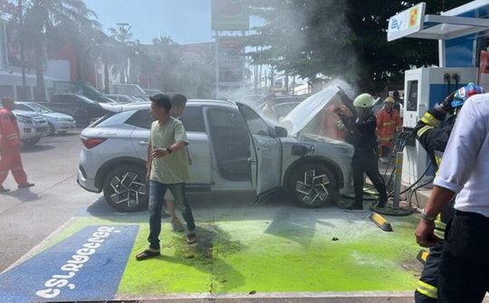 Xe điện Trung Quốc BYD Atto 3 bốc cháy khi đang sạc