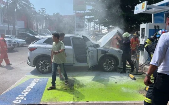 Xe điện Trung Quốc BYD Atto 3 bốc cháy khi đang sạc