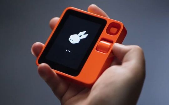 CES 2024: Rabbit R1 - thiết bị AI thay thế smartphone