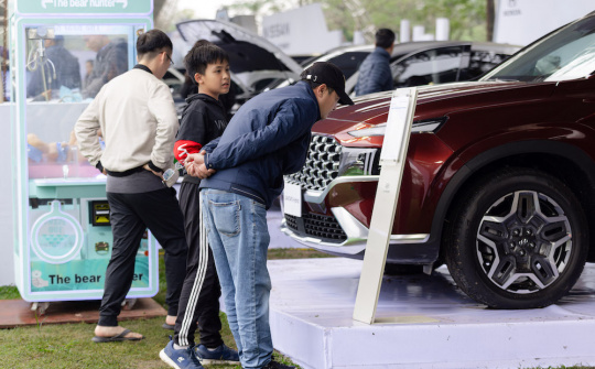 Người dùng thích thú khám phá Triển lãm Xe điện hoá Việt Nam