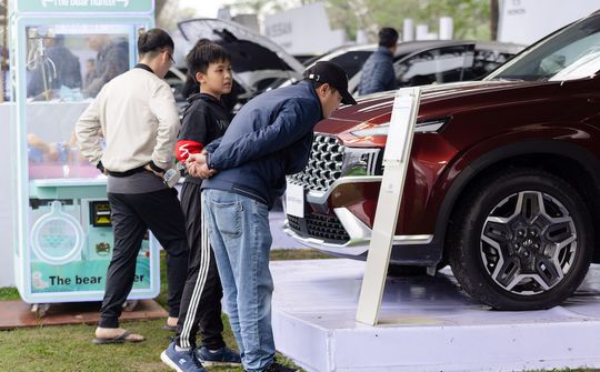 Người dùng thích thú khám phá Triển lãm Xe điện hoá Việt Nam