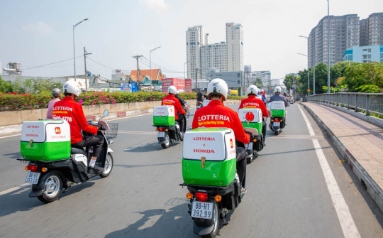 Lotteria Việt Nam giao hàng bằng xe máy điện Honda