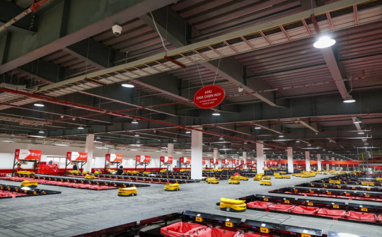 Viettel Post đưa robot tự hành vào chia chọn hàng hóa tại Việt Nam