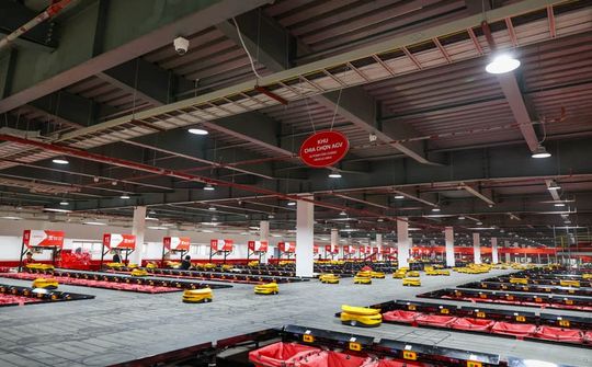 Viettel Post đưa robot tự hành vào chia chọn hàng hóa tại Việt Nam