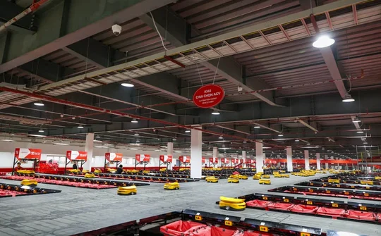 Viettel Post đưa robot tự hành vào chia chọn hàng hóa tại Việt Nam