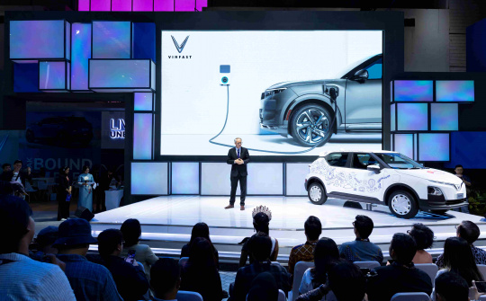 VinFast giới thiệu xe điện tay lái nghịch