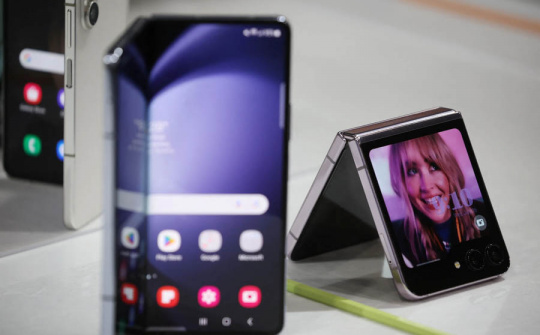 Ba công ty dừng nghiên cứu smartphone màn hình gập